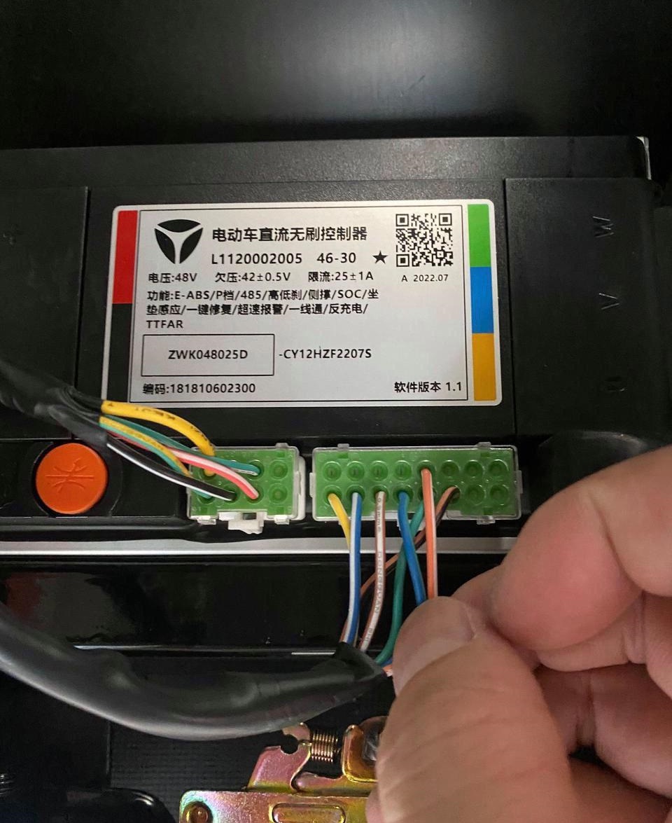 雅迪电动车整车电路图、直流无刷控制器 ZWK048025D